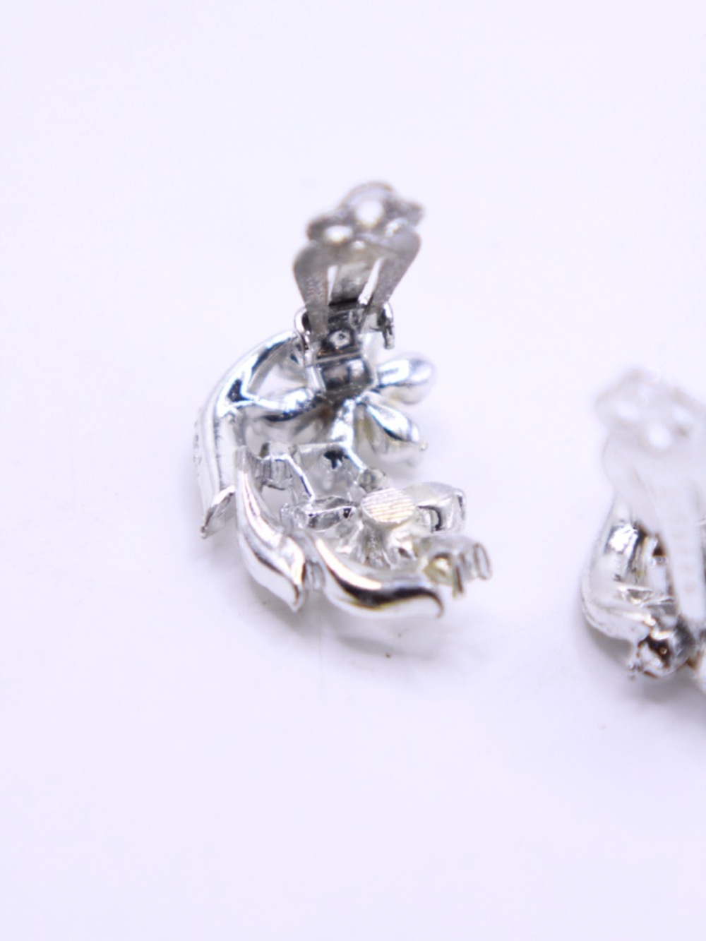Vintage signed Lisner Clear Crystal Floral Silver-Tone Stud Clip on Earrings - Picture 4 of 6